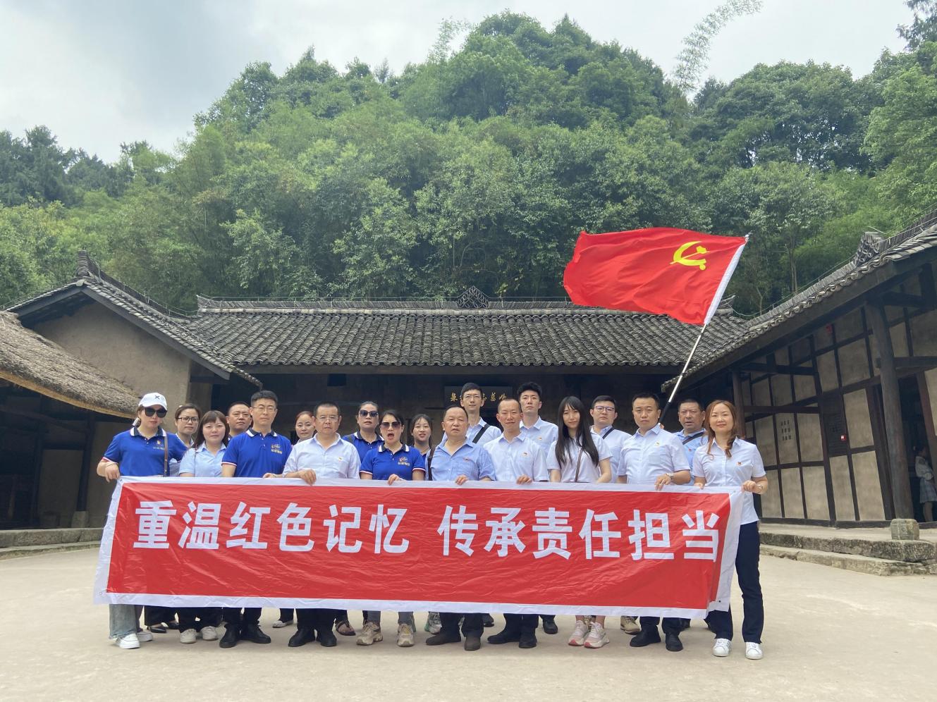 綿州通黨支部、空港巴士黨支部和公交駕校黨支部聯(lián)合開(kāi)展“重溫紅色記憶，傳承責(zé)任擔(dān)當(dāng)”主題黨建活動(dòng)(圖2)